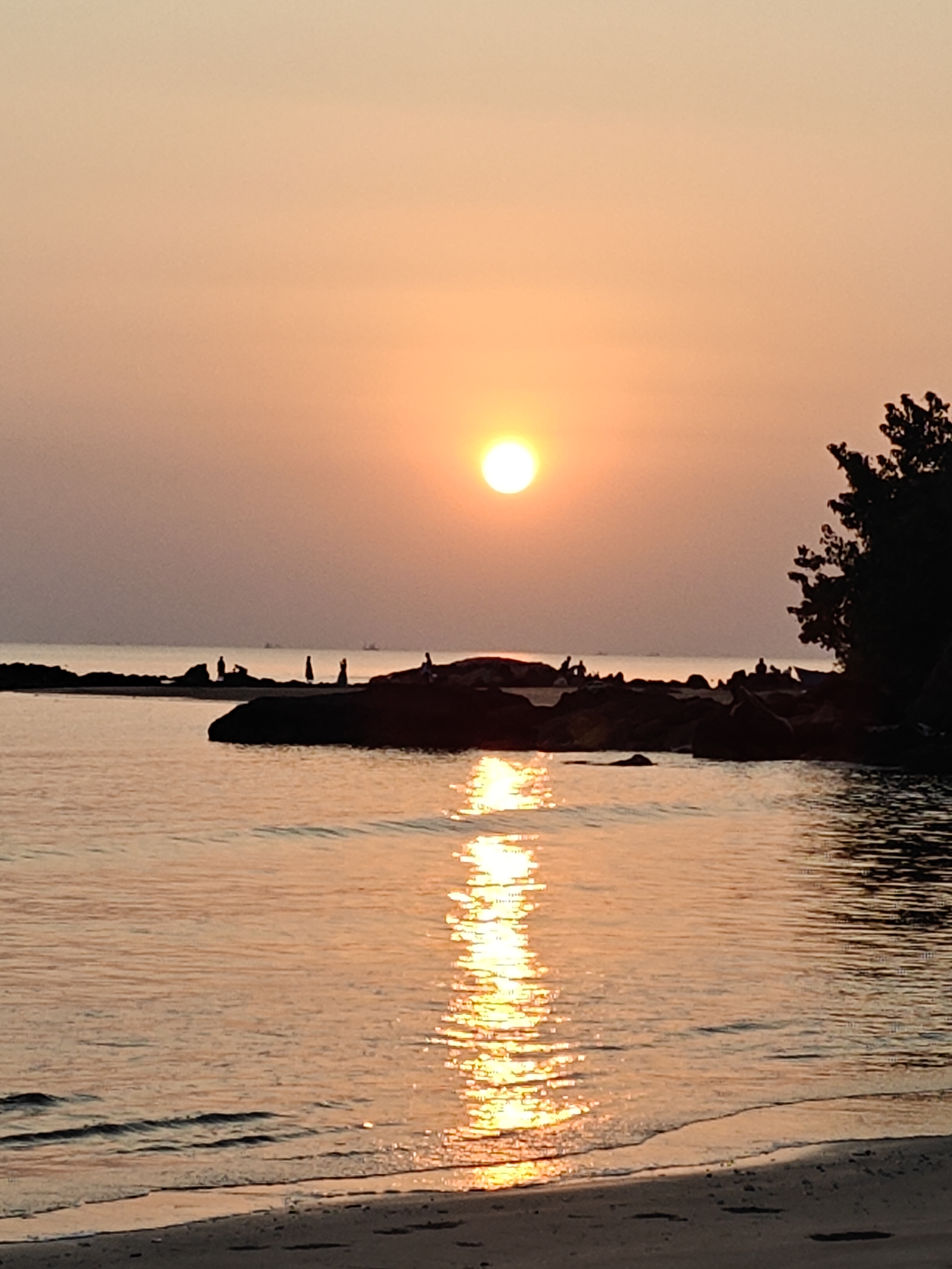 I Rested Sunset Chasing sunsets and catching feelings ๐
The sky painted itse