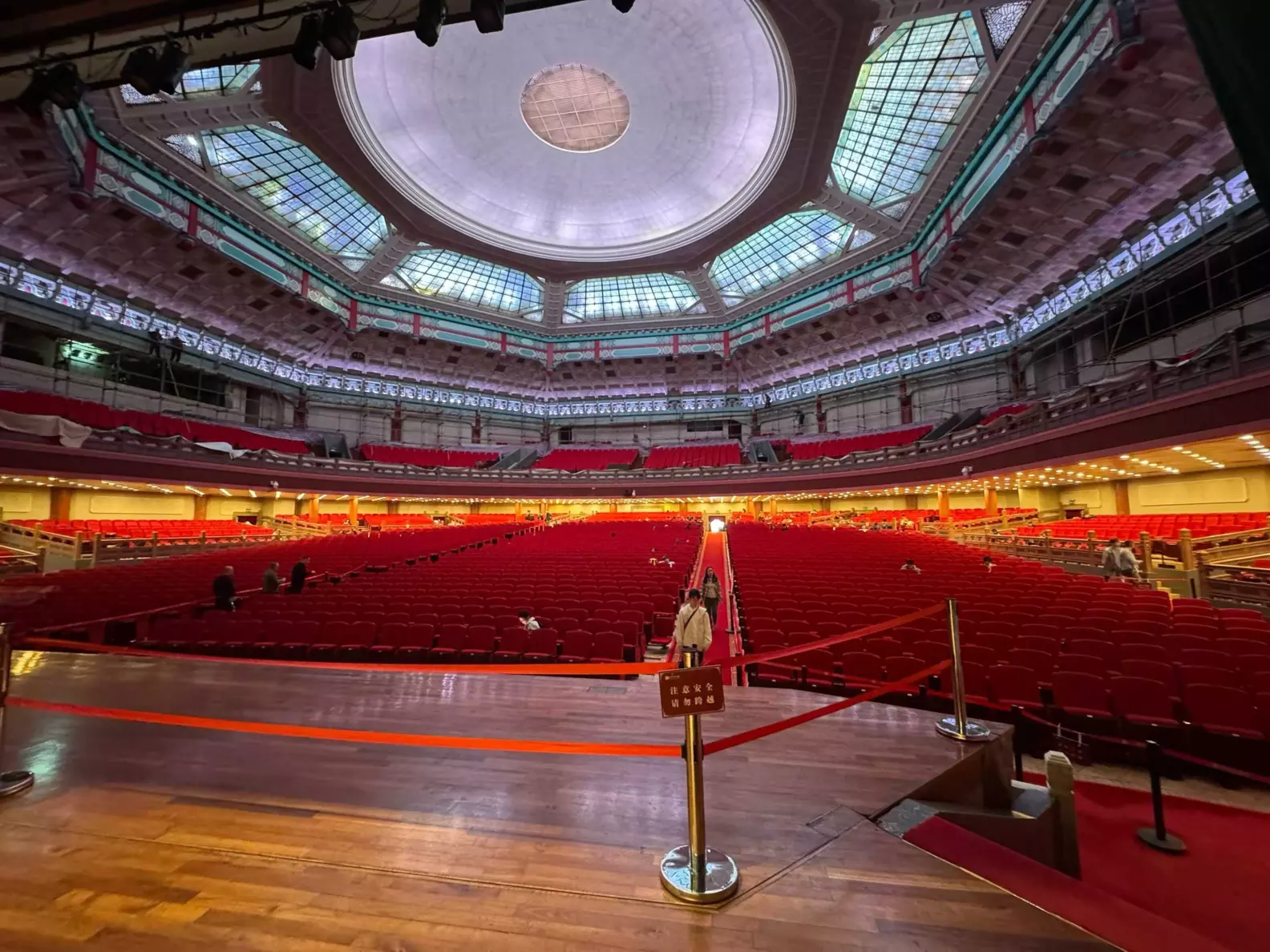 Inside this stunning circular hall: a dazzling octagonal dom