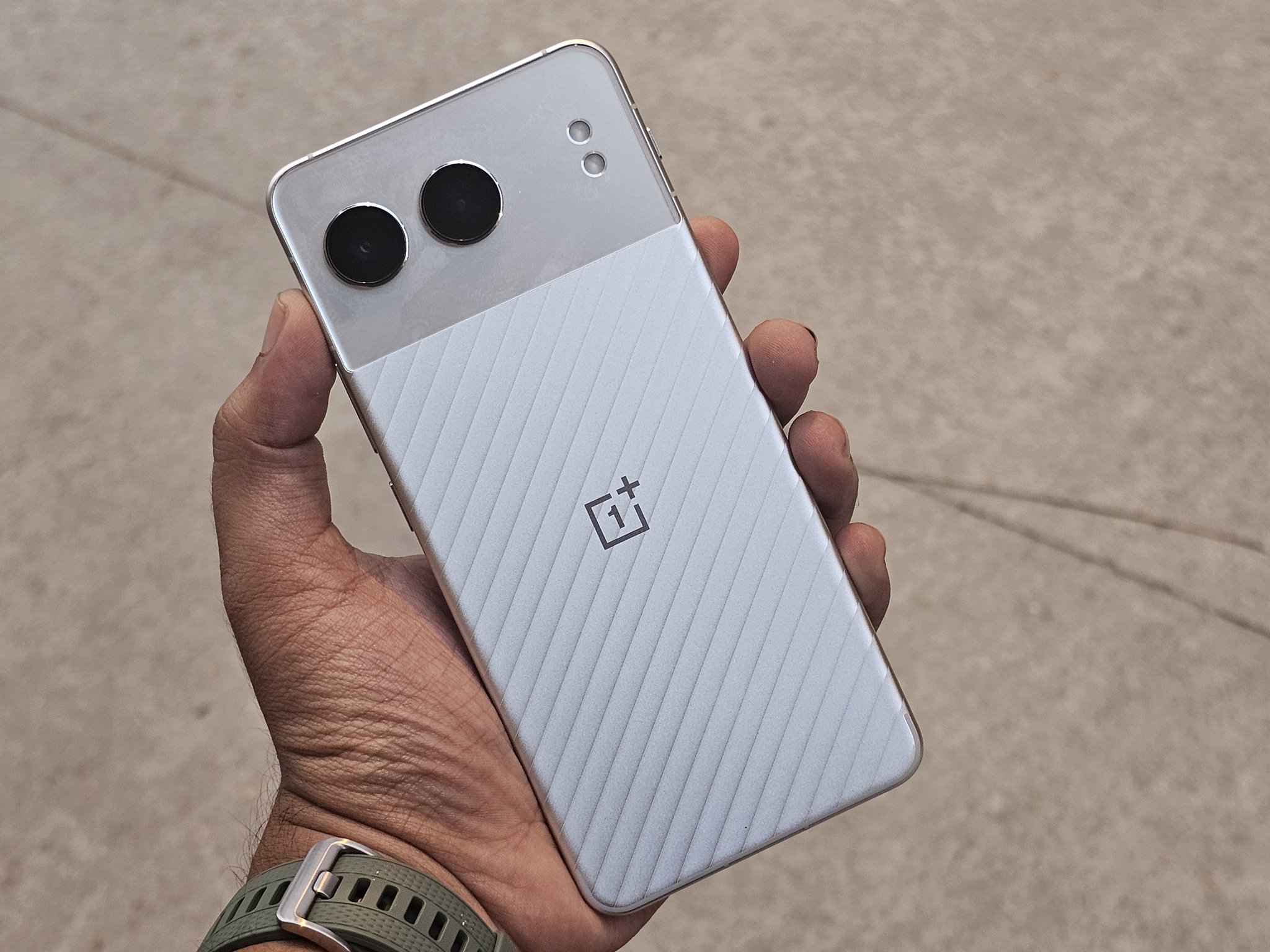 Live images of ONEPLUS NORD 4! All metal build and Two-tone