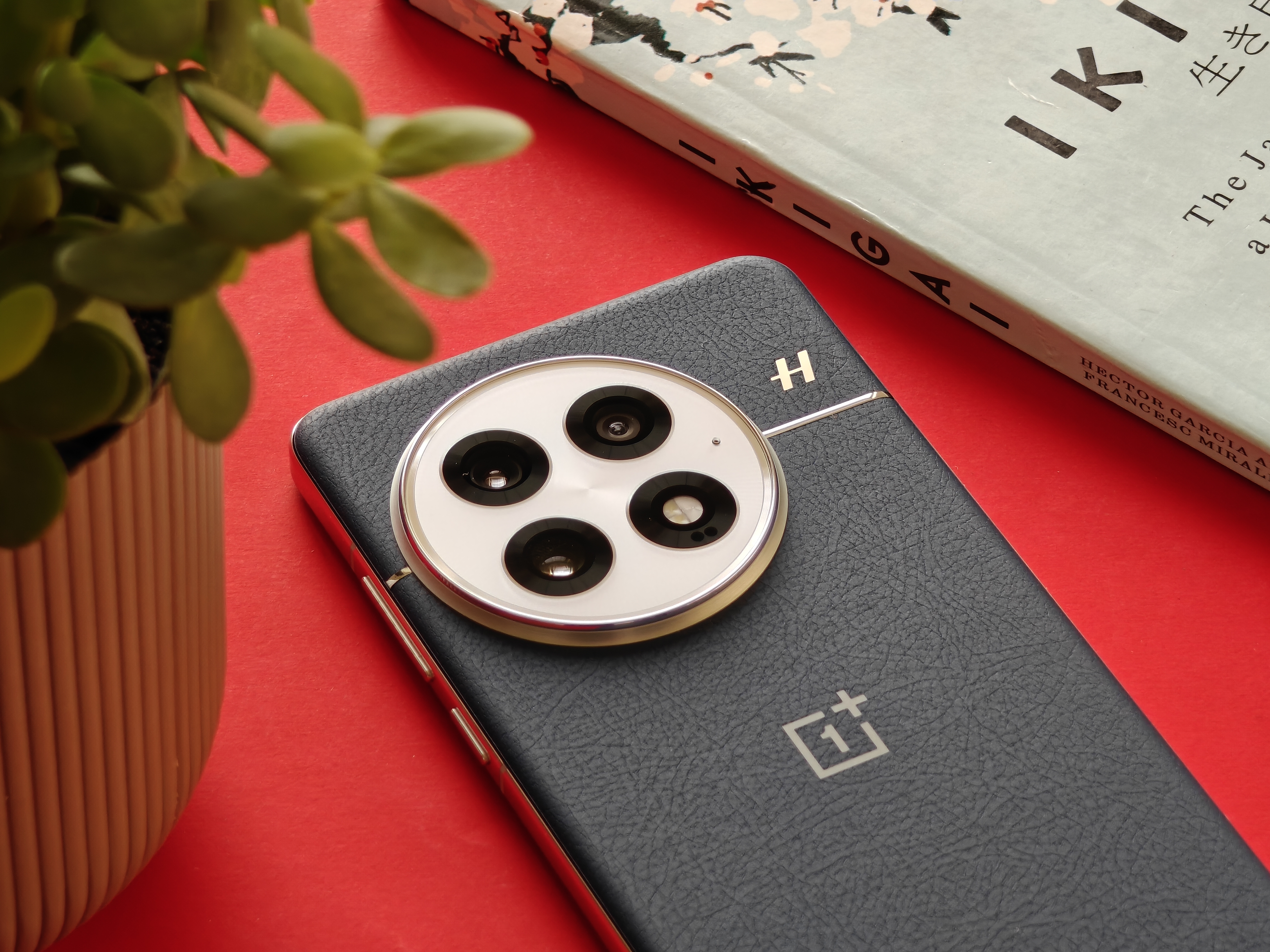 [The Lab] OnePlus 13 Review - The PROtagonist