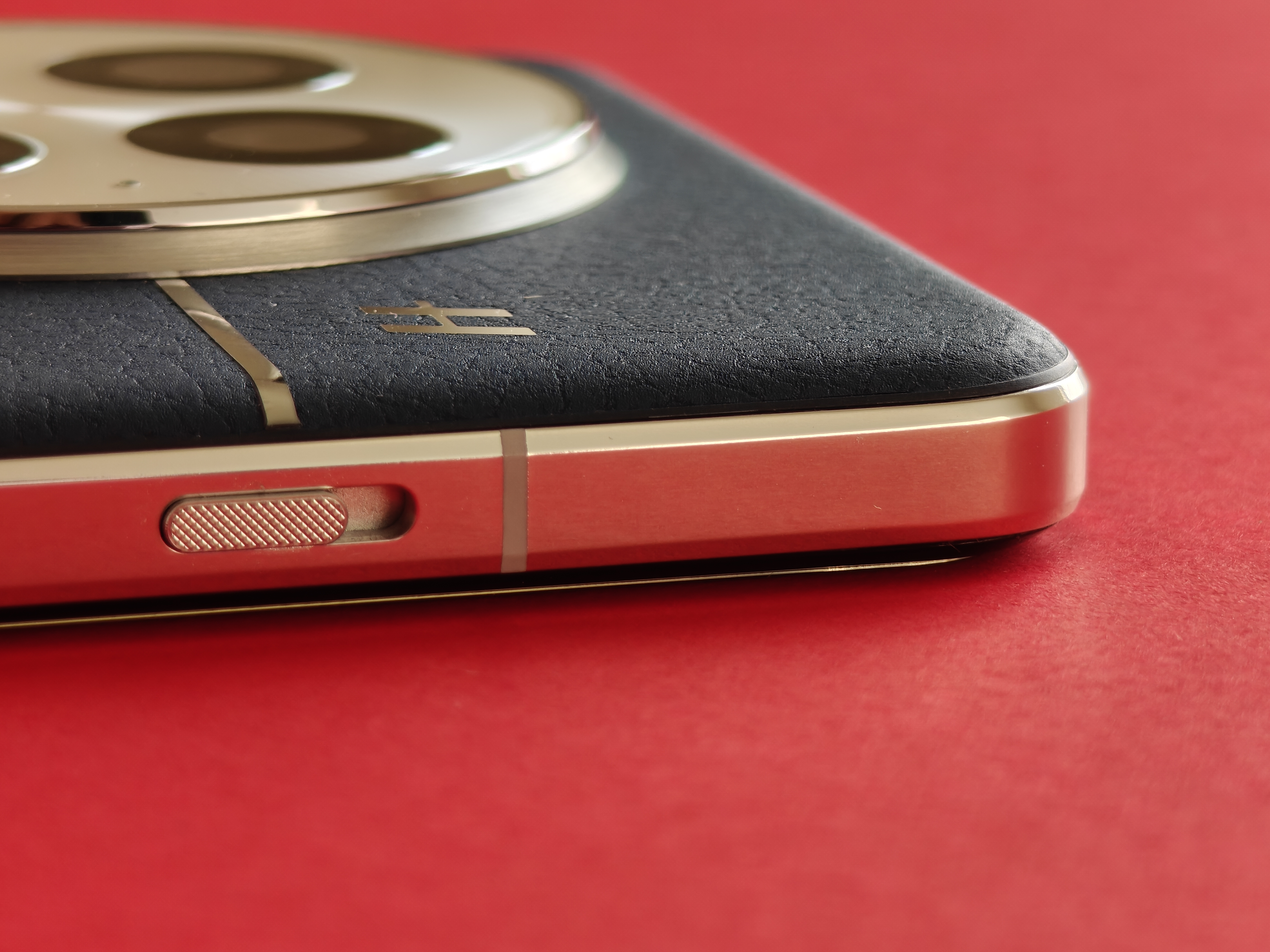 [The Lab] OnePlus 13 Review - The PROtagonist