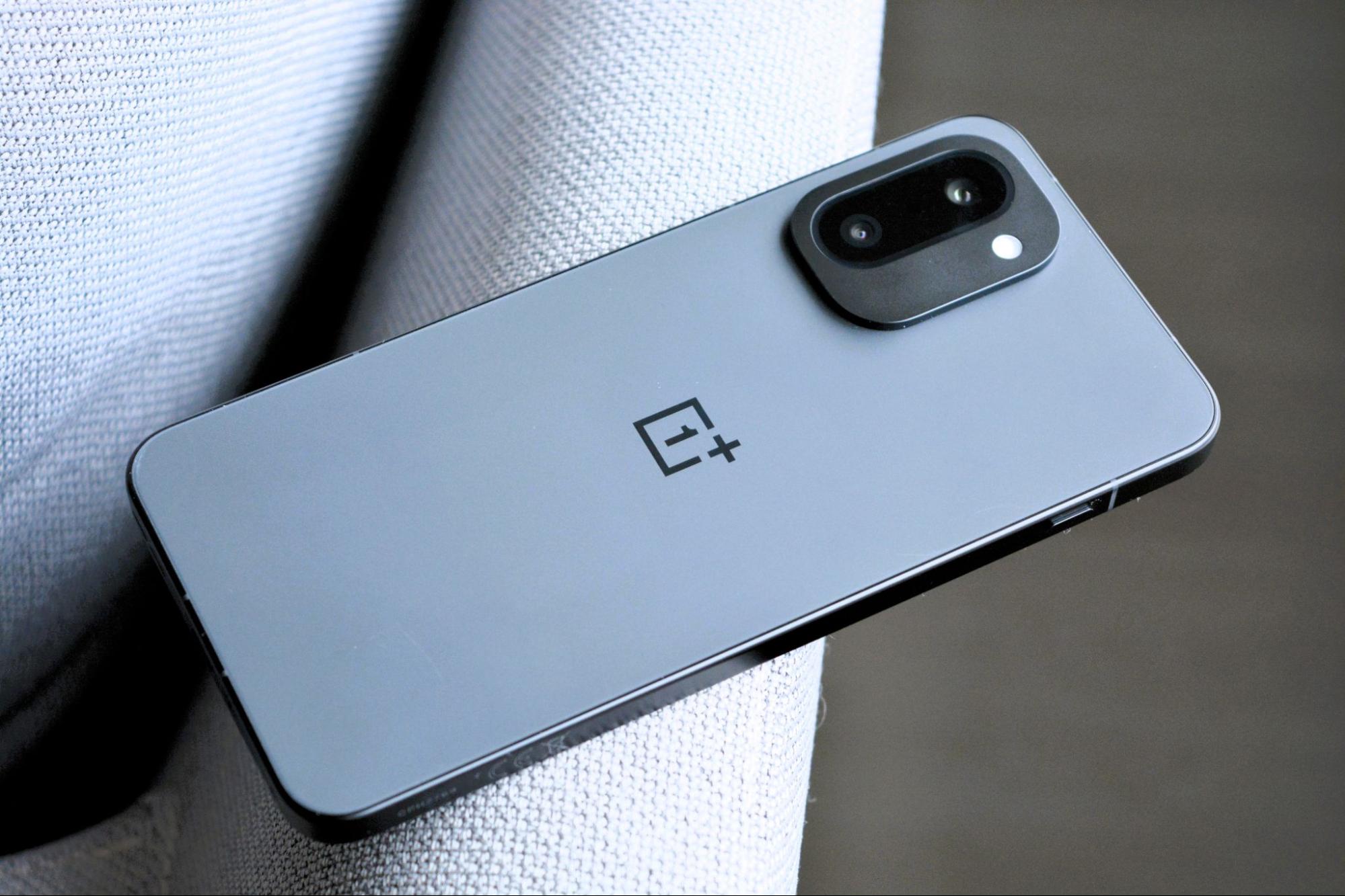 [The Lab] - First Impressions: OnePlus 15R - Rapid , Refined , Runs-all-day